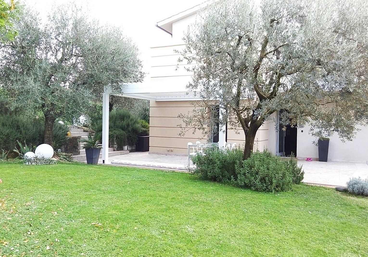 Pergola in acciaio con lamelle orientabili - Loc. Galluzzo, Firenze
